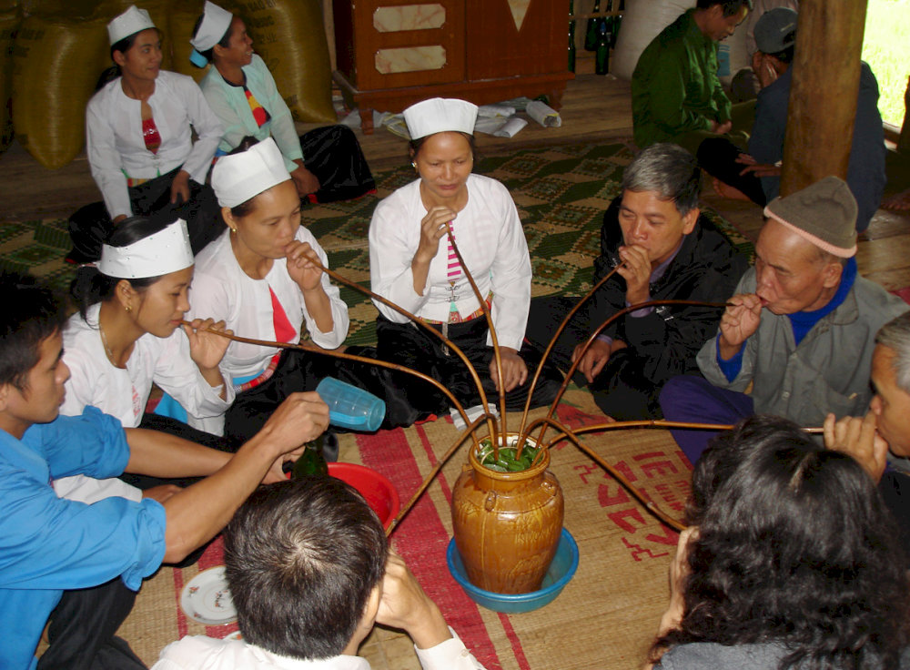 Thưởng thức rượu cần 